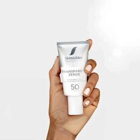 Krem przeciwsłoneczny SPF 50 w ręce